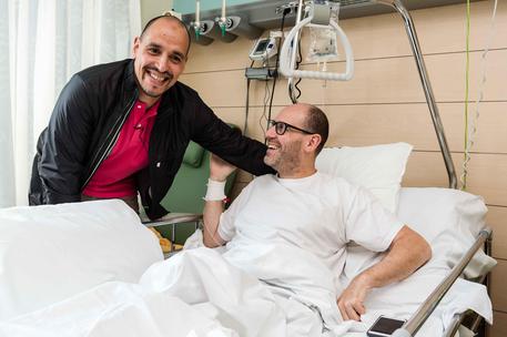 Walter Benjamin e Hassan Elouafi insieme in ospedale © AP