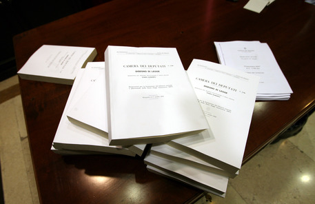 fascicoli della legge di bilancio in una foto d'arhivio © ANSA 