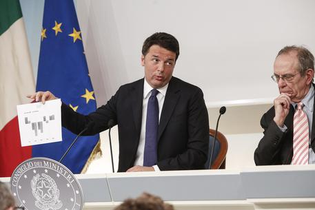 Renzi e Padoan alla presentazione del Def, foto archivio 8 aprile 2016 © ANSA