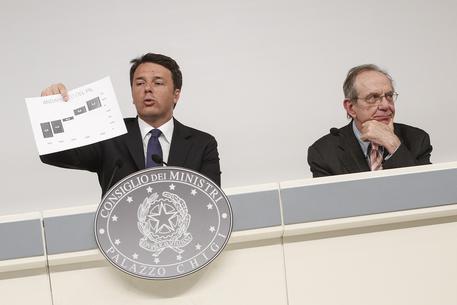 Matteo Renzi e il ministro dell'Economia Pier Carlo Padoan © ANSA
