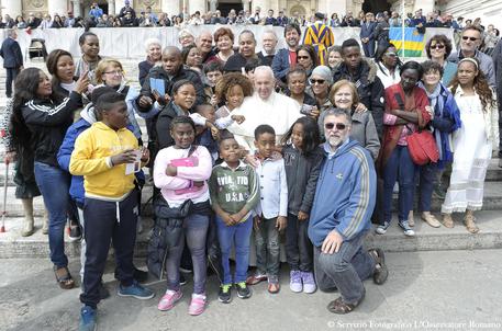 Il Papa con un gruppo di fedeli in piazza san Pietro © ANSA