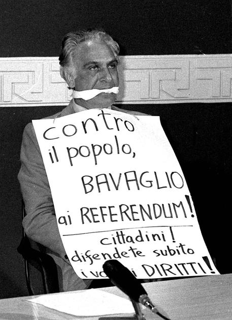Marco Pannella imbavagliato durante una tribuna politica per i referendum  sull'aborto durante la trasmissione Rai in un'immagine di archivio © ANSA