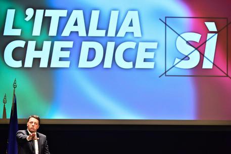 Il Presidente del consiglio Matteo Renzi durante il suo intervento in occasione dell'apertura della campagna per il sì al referendum costituzionale di autunno, al teatro Niccolini di Firenze © ANSA