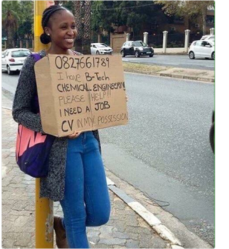 La giovane sudafricana che ha cercato lavoro al semaforo © Ansa