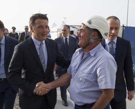 Il premier Matteo Renzi a Favazzina (RC) © ANSA