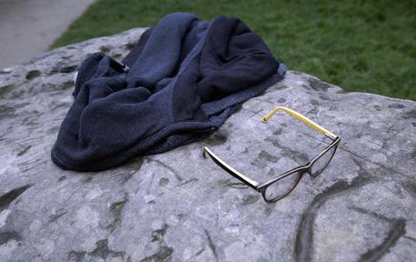 Giacca e occhiali dei bambini colpiti alla festa a Parigi © AP