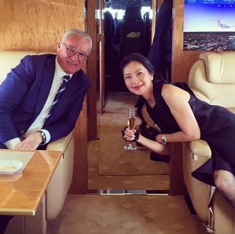 'L'allenatore del Leicester Claudio Ranieri con il direttore esecutivo del club inglese, Supornthip Choungrangsee, sul jet privato che lo ha riportato in Inghilterra dopo la visita fatta alla madre a Roma © ANSA