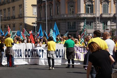 Corteo per le strade del centro di Napoli dei lavoratori Almaviva e Gepin, foto del 31 marzo 2016 © ANSA