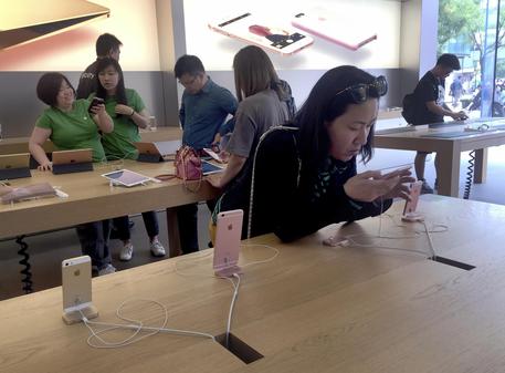 Apple: perde in Cina esclusiva marchio iPhone © AP