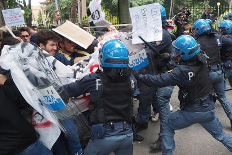 Salvini a Bologna, scontri manifestanti-forze ordine © ANSA