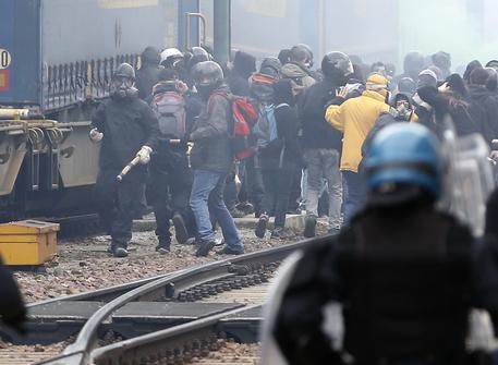 Black bloc attaccano forze dell'ordine al Brennero © AP