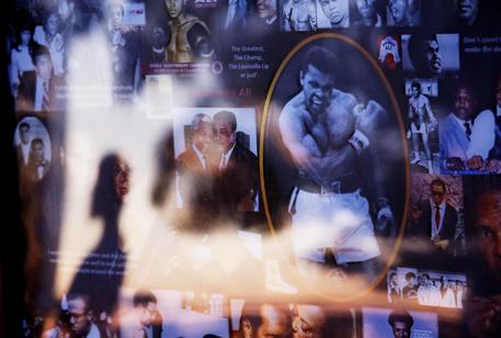 Un collage delle foto di Ali al Muhammed Ali Center, a Louisville © AP