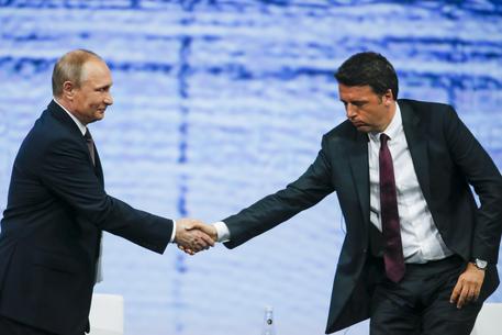 Matteo Renzi e Vladimir Putin - ANSA/ PRESIDENZA DEL CONSIGLIO / TIBERIO BARCHIELLI © AP
