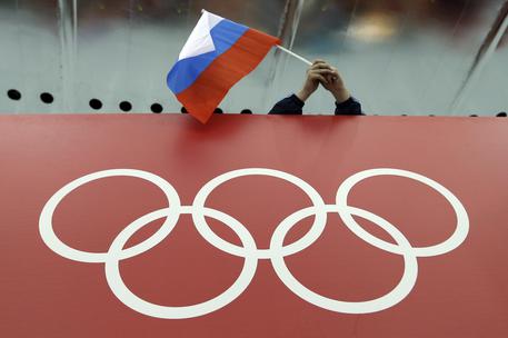 La bandiera russa davanti ai cerchi olimpici © AP
