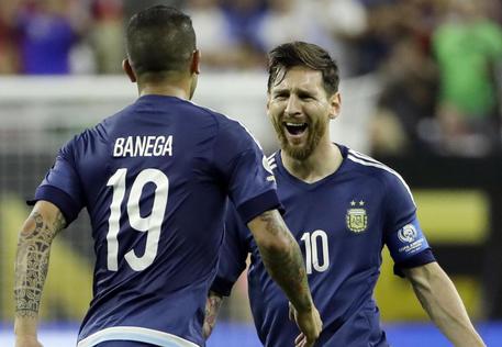 Messi e Nanega © AP