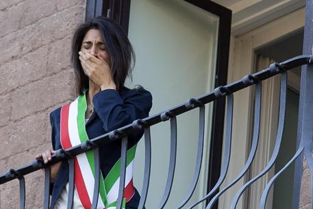 Virginia Raggi saluta dal balcone in Campidoglio dopo il suo insediamento come Sindaco e si commuove © ANSA