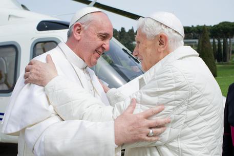 L'incontro tra Papa Francesco e il Papa emerito Benedetto XVI il 23 marzo del 2013 © ANSA