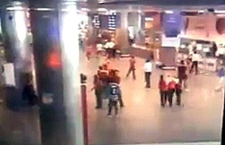Attacco aeroporto Istanbul, feriti sono almeno 60 © ANSA