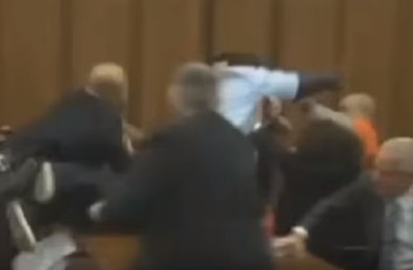 Un frame del video in cui il papa' di una delle vittime cerca di aggredire l'imputato © Ansa