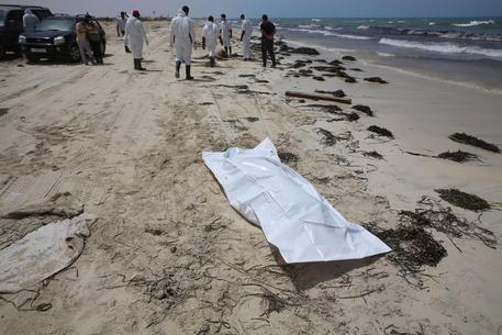 I corpi recuperati sulla spiaggia in Libia © EPA