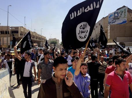 Una manifestazione con bandiere dell'Isis a Mosul © AP