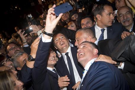 Renzi fa i selfie con i commercianti contestatori © ANSA