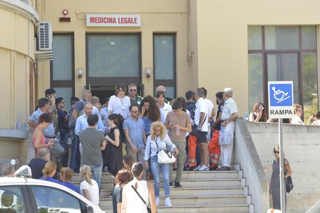 Parenti delle vittime nell'istituto di medicina legale in Puglia © ANSA