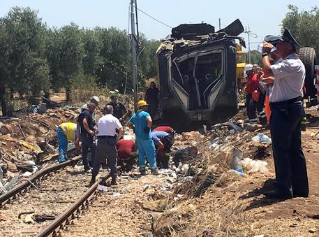 Le operazioni di soccorso sul luogo del disastro ferroviario ad  Andria © ANSA