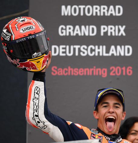Marc Maquez esulta sul podio per la vittoria al Grand Premio di Germania © EPA
