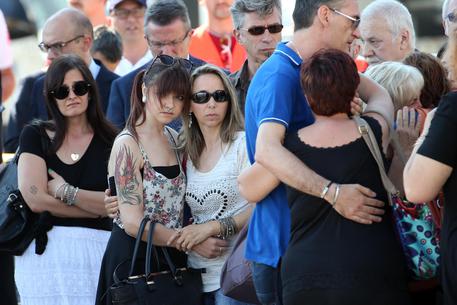 Lo strazio dei familiari delle vittime italiane a Malpensa dove sono arrivate le salme Foto Matteo Bazzi © ANSA
