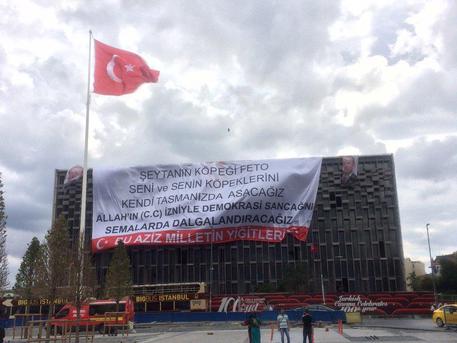 Striscione a Taksim, vi impiccheremo tutti © ANSA
