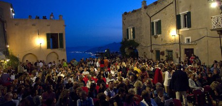 Il festival teatrale nella piazza centrale di Borgio Verezzi nel savonese in Liguria © ANSA