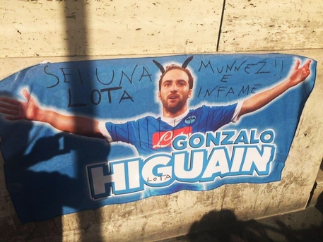Un manifesto utilizzato dai tifosi durante la protesta per il passaggio di Higuain alla Juventus © ANSA