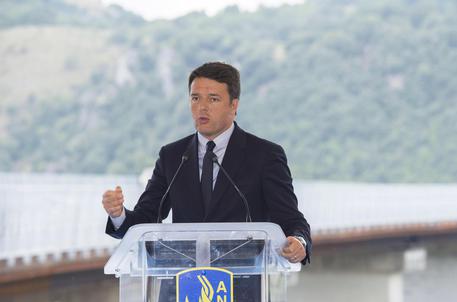 Il presidente del Consiglio Matteo Renzi durante il suo intervento all'apertura del viadotto Italia sull'autostrada Salerno-Reggio Calabria ANSA / US PALAZZO  CHIGI - TIBERIO BARCHIELLI © ANSA