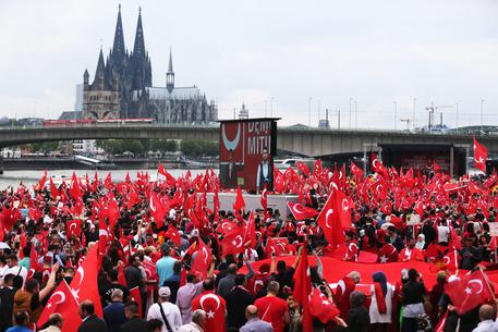 Manifestazione pro-Erdogan a Colonia © EPA