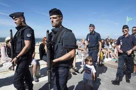 Poliziotti francesi in vigilanza antiterrorismo © ANSA 