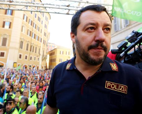 Matteo Salvini indossa una maglia della Polizia © ANSA