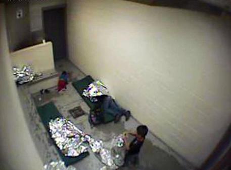 Usa: clandestini da Messico in celle horror, shock © ANSA