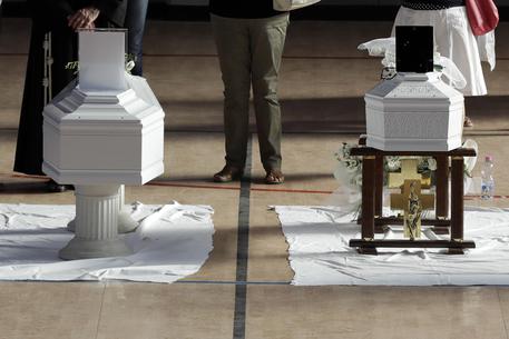 Bare bianche ai funerali ad Ascoli Piceno © AP