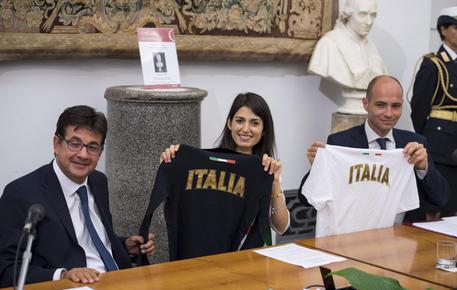 La sindaca di Roma Virginia Raggi e il suo vice Daniele Frongia, ricevono la maglietta della  nazionale da Luca Pancalli © ANSA