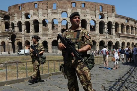 Più vigilanza armata per Colosseo e Fori © ANSA