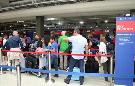 Disagi e ritardi anche all'aeroporto di Fiumicino per i passeggeri della Delta Airlines © ANSA