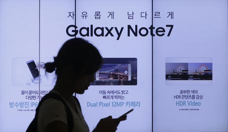 Samsung Galaxy Note 7, richiamo costerà 1 miliardo di dollari © AP