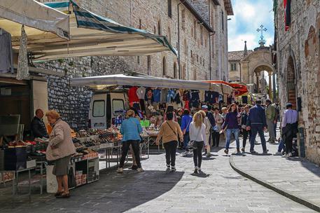 MERCATI - Mercatino di Gubbio © ANSA