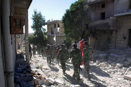Soldati siriani ad Handarat in una foto fornita dall'agenzia Sana © EPA