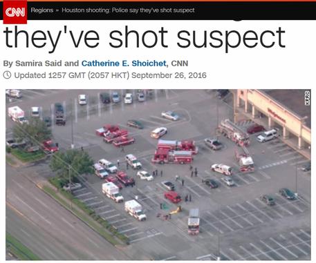 In un fermo immagine tratto dalla Cnn un momento della sparatoria a Houston, vicino a un centro commerciale © ANSA