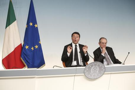 Il presidente del Consiglio Matteo Renzi (s) e il ministro dell'Economia Pier Carlo Padoan © ANSA