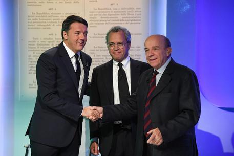 Matteo Renzi e Gustavo Zagrebelsky si stringono la mano dopo la trasmissione sul referendum a La7 a fine settembre © ANSA