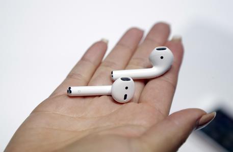 Apple, AirPods come protesi acustiche © AP