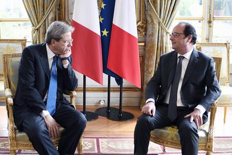 Paolo Gentiloni con Francois Hollande © AP
